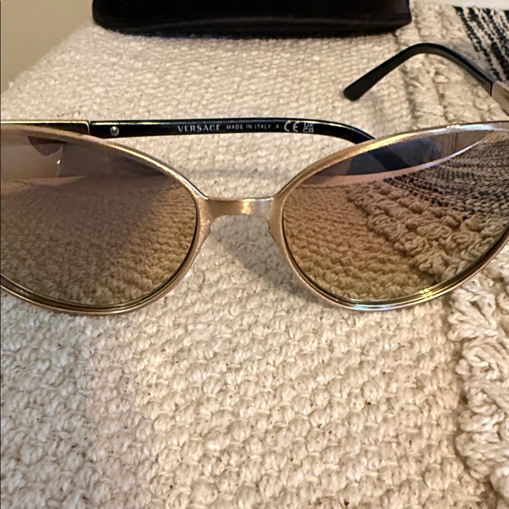 Versace Women's Rose Gold Sunglasses with Case and Box Beautiful Condition - Picture 4 of 7